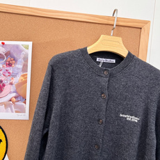 🆕Acne Studios经典羊毛针织开衫,两色上新,永不过时的基础圆领款,北欧松弛感拿捏住!胸口小巧刺绣logo,简约 🆕Acne Studios经典羊毛针织开衫,两色上新,永不过时的基础圆领款,北欧松弛感拿捏住!胸口小巧刺绣logo,简约