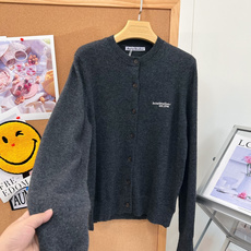 🆕Acne Studios经典羊毛针织开衫,两色上新,永不过时的基础圆领款,北欧松弛感拿捏住!胸口小巧刺绣logo,简约 🆕Acne Studios经典羊毛针织开衫,两色上新,永不过时的基础圆领款,北欧松弛感拿捏住!胸口小巧刺绣logo,简约