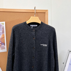 🆕Acne Studios经典羊毛针织开衫,两色上新,永不过时的基础圆领款,北欧松弛感拿捏住!胸口小巧刺绣logo,简约 🆕Acne Studios经典羊毛针织开衫,两色上新,永不过时的基础圆领款,北欧松弛感拿捏住!胸口小巧刺绣logo,简约