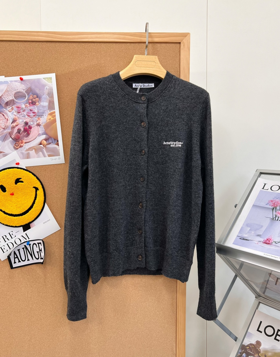 🆕Acne Studios经典羊毛针织开衫，两色上新，永不过时的基础圆领款，北欧松弛感拿捏住！胸口小巧刺绣logo，简约