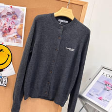 🆕Acne Studios经典羊毛针织开衫,两色上新,永不过时的基础圆领款,北欧松弛感拿捏住!胸口小巧刺绣logo,简约 🆕Acne Studios经典羊毛针织开衫,两色上新,永不过时的基础圆领款,北欧松弛感拿捏住!胸口小巧刺绣logo,简约