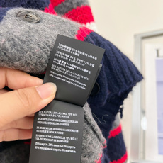 🆕MiuMiu 26新款条纹针织开衫,复古学院风天花板🍂原版开发!红黑灰白撞色横条纹,配色复古又有层次 蓬松软糯羊毛混纺 🆕MiuMiu 26新款条纹针织开衫,复古学院风天花板🍂原版开发!红黑灰白撞色横条纹,配色复古又有层次 蓬松软糯羊毛混纺