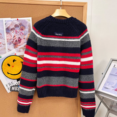 🆕MiuMiu 26新款条纹针织开衫,复古学院风天花板🍂原版开发!红黑灰白撞色横条纹,配色复古又有层次 蓬松软糯羊毛混纺 🆕MiuMiu 26新款条纹针织开衫,复古学院风天花板🍂原版开发!红黑灰白撞色横条纹,配色复古又有层次 蓬松软糯羊毛混纺