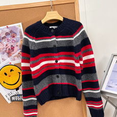 🆕MiuMiu 26新款条纹针织开衫,复古学院风天花板🍂原版开发!红黑灰白撞色横条纹,配色复古又有层次 蓬松软糯羊毛混纺 🆕MiuMiu 26新款条纹针织开衫,复古学院风天花板🍂原版开发!红黑灰白撞色横条纹,配色复古又有层次 蓬松软糯羊毛混纺