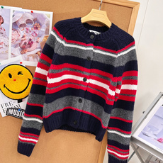 🆕MiuMiu 26新款条纹针织开衫,复古学院风天花板🍂原版开发!红黑灰白撞色横条纹,配色复古又有层次 蓬松软糯羊毛混纺 🆕MiuMiu 26新款条纹针织开衫,复古学院风天花板🍂原版开发!红黑灰白撞色横条纹,配色复古又有层次 蓬松软糯羊毛混纺
