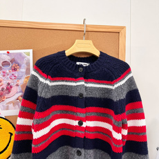 🆕MiuMiu 26新款条纹针织开衫,复古学院风天花板🍂原版开发!红黑灰白撞色横条纹,配色复古又有层次 蓬松软糯羊毛混纺 🆕MiuMiu 26新款条纹针织开衫,复古学院风天花板🍂原版开发!红黑灰白撞色横条纹,配色复古又有层次 蓬松软糯羊毛混纺