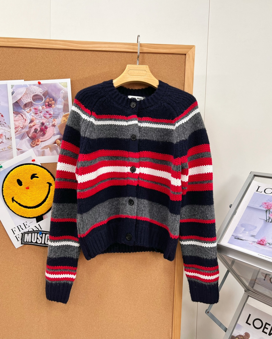 🆕MiuMiu 26新款条纹针织开衫，复古学院风天花板🍂原版开发！红黑灰白撞色横条纹，配色复古又有层次 蓬松软糯羊毛混纺