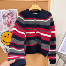 🆕MiuMiu 26新款条纹针织开衫,复古学院风天花板🍂原版开发!红黑灰白撞色横条纹,配色复古又有层次 蓬松软糯羊毛混纺 🆕MiuMiu 26新款条纹针织开衫,复古学院风天花板🍂原版开发!红黑灰白撞色横条纹,配色复古又有层次 蓬松软糯羊毛混纺