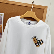 🆕Burberry 26新款格纹爱心圆领长袖T恤,原版开发,面料:精选柔软亲肤棉料,触感顺滑透气,自带自然垂感,上身不闷 🆕Burberry 26新款格纹爱心圆领长袖T恤,原版开发,面料:精选柔软亲肤棉料,触感顺滑透气,自带自然垂感,上身不闷
