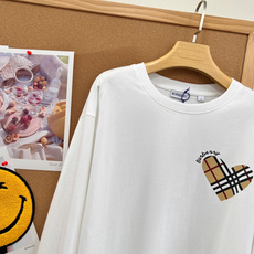 🆕Burberry 26新款格纹爱心圆领长袖T恤,原版开发,面料:精选柔软亲肤棉料,触感顺滑透气,自带自然垂感,上身不闷 🆕Burberry 26新款格纹爱心圆领长袖T恤,原版开发,面料:精选柔软亲肤棉料,触感顺滑透气,自带自然垂感,上身不闷