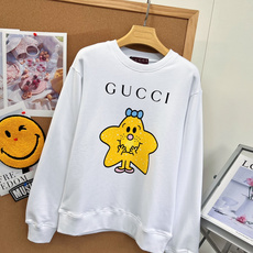 🆕Gucci五角星卡通圆领卫衣|趣味少女感上线✨原版开发!可爱星星联名印花,甜趣又吸睛 正面品牌字母标识+俏皮黄色星星小 🆕Gucci五角星卡通圆领卫衣|趣味少女感上线✨原版开发!可爱星星联名印花,甜趣又吸睛 正面品牌字母标识+俏皮黄色星星小