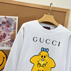 🆕Gucci五角星卡通圆领卫衣|趣味少女感上线✨原版开发!可爱星星联名印花,甜趣又吸睛 正面品牌字母标识+俏皮黄色星星小 🆕Gucci五角星卡通圆领卫衣|趣味少女感上线✨原版开发!可爱星星联名印花,甜趣又吸睛 正面品牌字母标识+俏皮黄色星星小