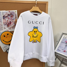 🆕Gucci五角星卡通圆领卫衣|趣味少女感上线✨原版开发!可爱星星联名印花,甜趣又吸睛 正面品牌字母标识+俏皮黄色星星小 🆕Gucci五角星卡通圆领卫衣|趣味少女感上线✨原版开发!可爱星星联名印花,甜趣又吸睛 正面品牌字母标识+俏皮黄色星星小