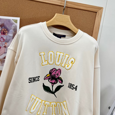 🆕LOUIS VUITTON新款奶杏色花卉毛巾绣圆领卫衣,原版开发,重磅棉毛圈面料,手感软糯扎实,透气性佳,版型挺括不易 🆕LOUIS VUITTON新款奶杏色花卉毛巾绣圆领卫衣,原版开发,重磅棉毛圈面料,手感软糯扎实,透气性佳,版型挺括不易