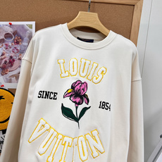 🆕LOUIS VUITTON新款奶杏色花卉毛巾绣圆领卫衣,原版开发,重磅棉毛圈面料,手感软糯扎实,透气性佳,版型挺括不易 🆕LOUIS VUITTON新款奶杏色花卉毛巾绣圆领卫衣,原版开发,重磅棉毛圈面料,手感软糯扎实,透气性佳,版型挺括不易