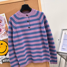 🆕MiuMiu 26秋冬条纹羊毛针织衫💜原版开发|香芋紫撞蓝条纹,甜妹本命! 100%羊毛料子,上手软糯如云,贴身穿温柔 🆕MiuMiu 26秋冬条纹羊毛针织衫💜原版开发|香芋紫撞蓝条纹,甜妹本命! 100%羊毛料子,上手软糯如云,贴身穿温柔