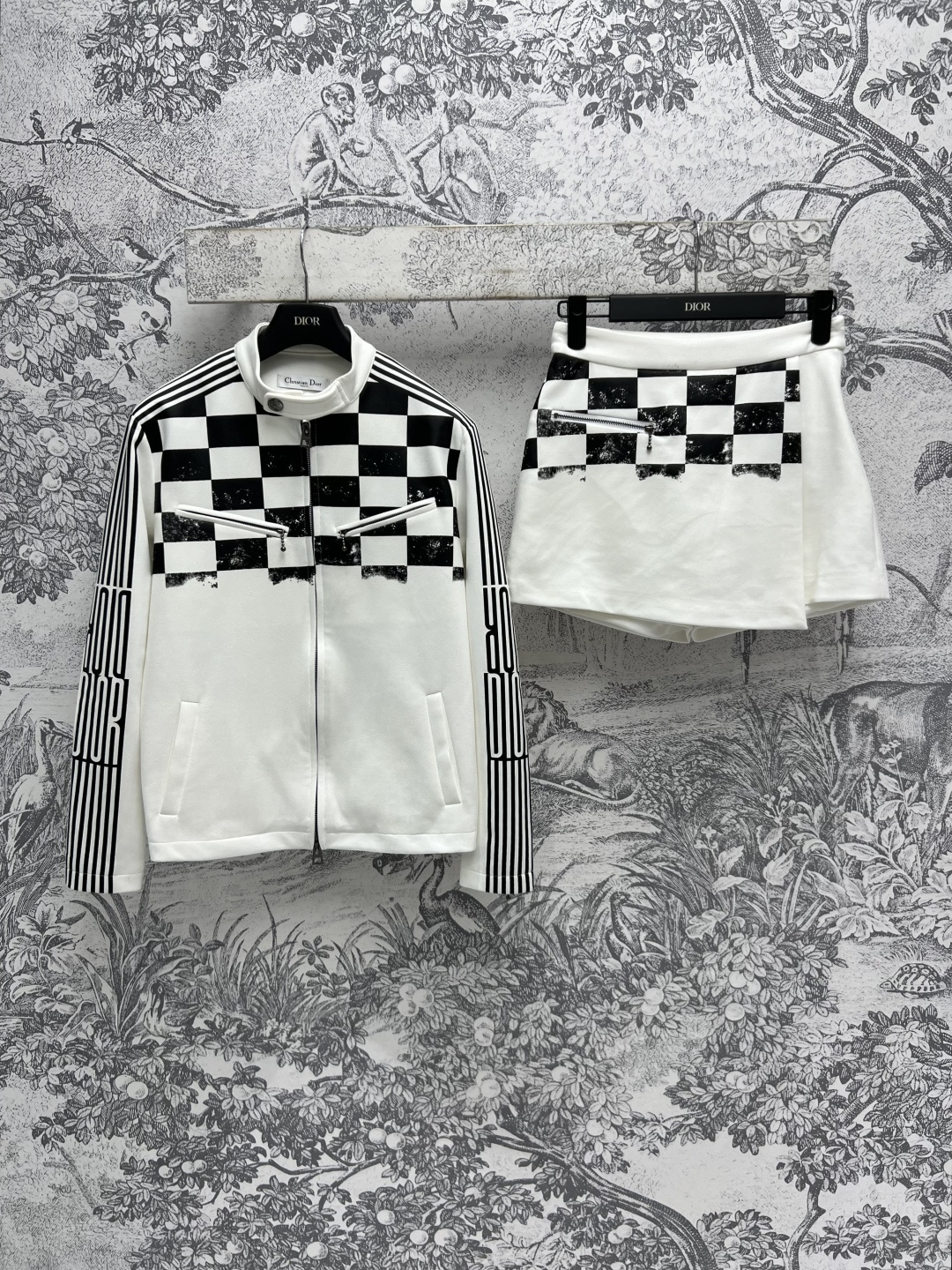 NO:313987,D Home 25 Early Spring New Style Checkerboard Contrast Color Webbing Casual Set A casual and fashionable sports suit Hooded Zipper Standing Collar Jacket   High-waisted Patch Pants Skirts Checkerboard Spliced ​​Double-sided Webbing Decoration Cuff Slit Design A set of upper body full of age-reducing feeling The upper body is very tall and the upper body looks very good when paired separately One set for sale Two colors and three codes SML, Dior, skirts, jackets & coats, Hats, alexander wang19860909D家 25早春新款 棋盘格撞色织带休闲套装 一套休闲又时尚的运动套装 连帽拉链立领外套 高腰搭片裤裙 棋盘格拼接双侧织带装饰 袖口开叉设计 一套上身减龄感拉满 上身非常显身高比例 分开搭配也很好看 一套出售 两色三码 SML,,dior,skirts,jackets & coats,hats,alexander wang,Women's clothing