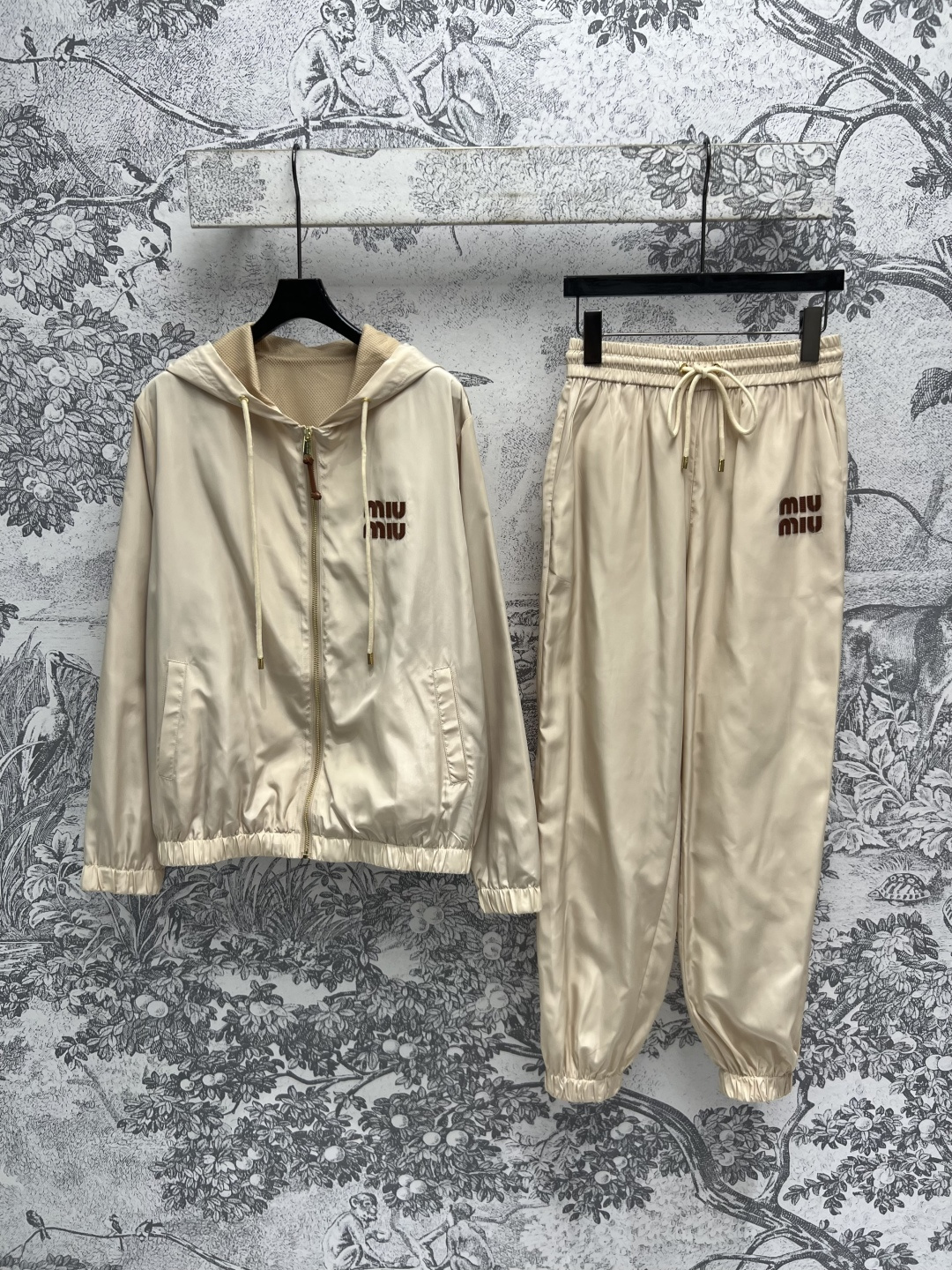 NO:313977,Miu 25 early spring new sports suit Hooded zipper jacket   elastic waist tying sweatpants A set of fashionable and stylish upper body Popular recycled nylon series Mesh lining YB customized nylon tarp fabric Chest brand logo point out Special exquisite Classic casual style Slim and neat and neat Two colors and three codes SML, Miumiu, jackets & coats, Hats, alexander wang19860909Miu 25早春新款 运动套装 连帽拉链外套 松紧腰束脚运动裤 一套上身时髦有型 高人气的再生尼龙系列 网纱内衬 YB定制的尼龙防水布面料 胸前品牌logo点辍 特别精致 经典的休闲版型 显瘦又精神利落 两色三码 SML,,miumiu,jackets & coats,hats,alexander wang,Women's clothing