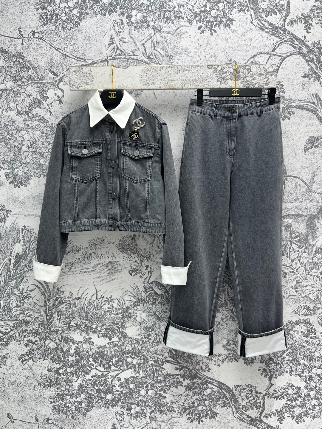 NO:313973,Xiaoxiang style 25 early spring new style, fake two-piece denim suit, handsome short denim jacket   wide-leg jeans, a set of huge upper body, short style fashionable and high-end, removable lapel design, custom brand brooch decoration, full of fashionable feeling, a set of cool and handsome matching, strongly recommended must-have outfits in early spring, one color, three codes SML, jeans, jackets & coats, jackets & coats, brooch, breastpin, alexander wang19860909小香风 25早春新款 假两件牛仔套装 帅气短款牛仔夹克外套 阔腿牛仔裤 一套上身巨显瘦 短款版型时髦又高级 可拆卸翻领设计 配送定制品牌胸针装饰 时髦感十足 一套搭配酷帅感直接拉满 强烈推荐早春必备穿搭 一色三码 SML,,jeans,jackets & coats,jackets & coats,brooch，breastpin,alexander wang,Women's clothing