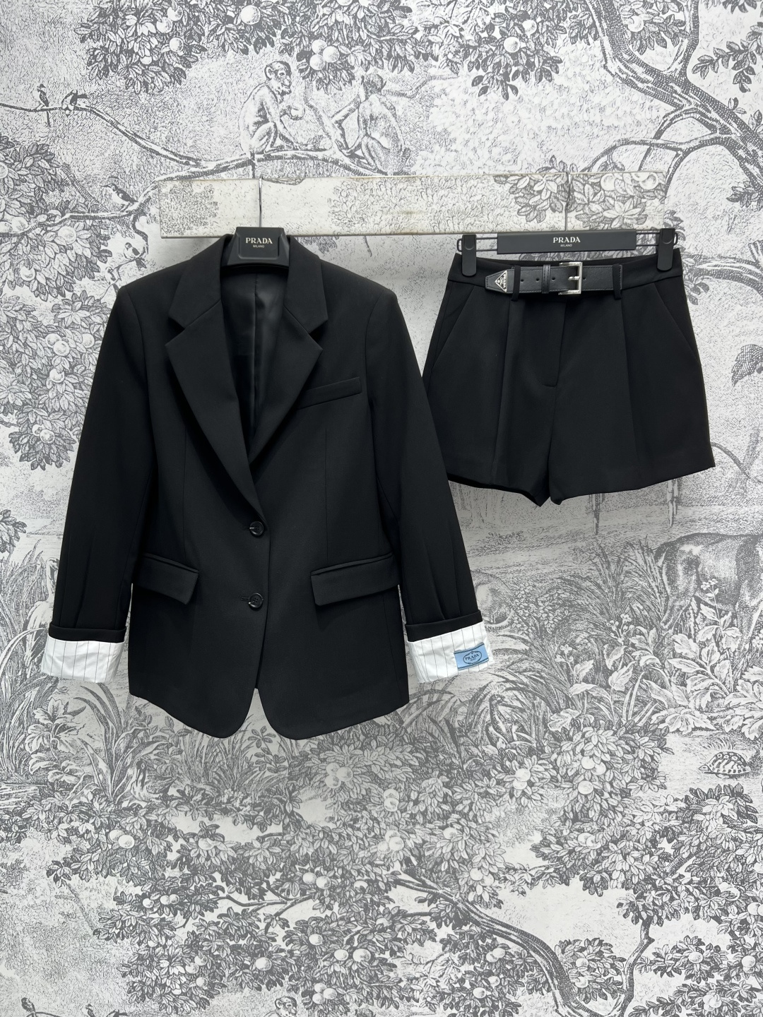 NO:313967,PD Home 25 early spring new style Suit suits matching suits and shorts Fashionable temperament Representation of fashionable temperament Two-button suit style Spliced ​​striped sleeves with logo embellishment to highlight the brand's charm Just right silhouette cut Casual suits will be more energetic and long-legged. Paired with letter logo belt shorts A set of fashionable and stylish matching is very suitable for both formal occasions and casual parties One color three codes SML, dior, shorts, business suit, alexander wang19860909PD家 25早春新款 西装套装 西装和短裤的搭配 时髦气质代表 两粒扣西装版型 拼接条纹衣袖配有Logo徽标点缀彰显品牌魅力 恰到好处的廓形剪裁 休闲的西装款 会更加活力和显长腿心机 搭配字母logo腰带短裤 一套搭配时髦有范 无论是正式场合还是休闲聚会都很合适 一色三码 SML,,dior,shorts,business suit,alexander wang,Women's clothing