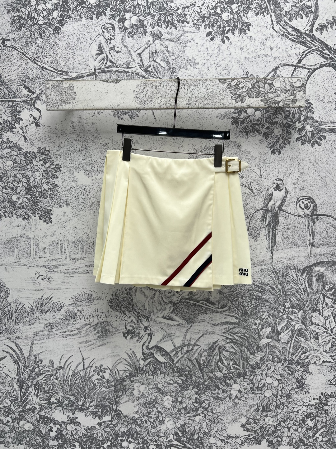 NO:314659,Miu 25 early spring new style, one-piece wrap design pleated skirt. The customized leather buckle on the waist is very beautiful and eye-catching. One-piece design. Classic pleated skirt. Very special and fashionable. The style is also very slim. Tops of all styles can be easily controlled. Brand embroidery logo embellishment. The upper body looks slim and high-end. Any combination is very age-reducing. One-color three-code SML,,miumiu, skirts,alexander wang19860909Miu 25早春新款 一片式围裹设计百褶半裙 腰头上定制的皮扣很好看很吸睛 一片式的设计 经典百褶裙形 很特别的时髦感 版型也很显瘦 各种风格的上衣都能轻松驾驭 品牌刺绣logo点缀 上身显瘦又高级 随便搭配都很减龄 一色三码 SML,,miumiu,skirts,alexander wang,Women's clothing