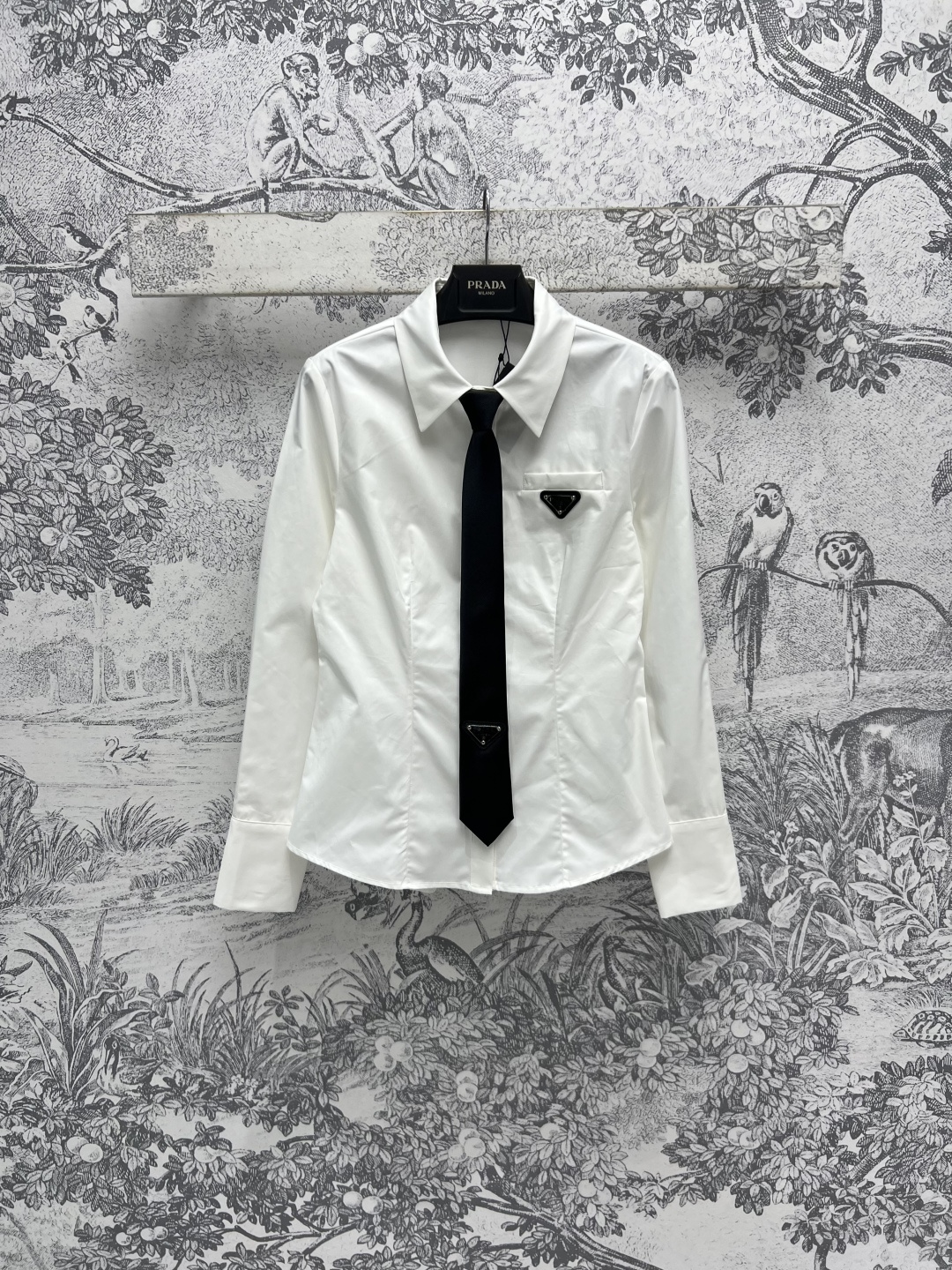 NO:314675,PD Home 25 early spring new style, tie triangle logo decorative slim shirt, different design sense, invincible handsome shirt, chest tie with metal logo embellishment, simple design, slim design makes the more temperament and cool and handsome, style can be switched at will, sweet, cool and stylish, one color three codes SML,,dior,shirts,ties,alexander wang19860909PD家 25早春新款 领带三角标装饰修身衬衫 不一样的设计感 无敌帅气的衬衫 胸前领带配有金属Logo点缀 简约设计 修身设计更加显气质也很酷帅 风格任意切换 甜酷有型 一色三码 SML,,dior,shirts,ties,alexander wang,Women's clothing