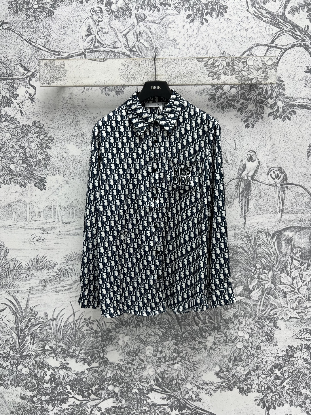 NO:314679,D Home 25 early spring new style, letter-printed jacquard shirt, classic presbyterian full print, low-key and fashionable, fashionable and stylish, silhouette BF style, loose and comfortable, not picky, thin and not pressed, chest pocket letter logo embroidery, little bee embellishment, no matter how hard you knead, casual style, versatile, not picky, slim and fashionable, not stuffy in summer, workmanship details are very good, one color three codes SML, dior, shirts, alexander wang19860909D家 25早春新款 字母满印提花衬衫 经典的老花满印低调又时髦 洋气又带时髦感 廓形BF风版型 宽松舒适不挑人 面料轻薄不压身 胸前口袋字母logo刺绣小蜜蜂点缀 怎么揉都不会皱休闲版型上身百搭不挑人 显瘦又时髦百搭 夏季也不会闷热 做工细节都很赞 一色三码 SML,,dior,shirts,alexander wang,Women's clothing