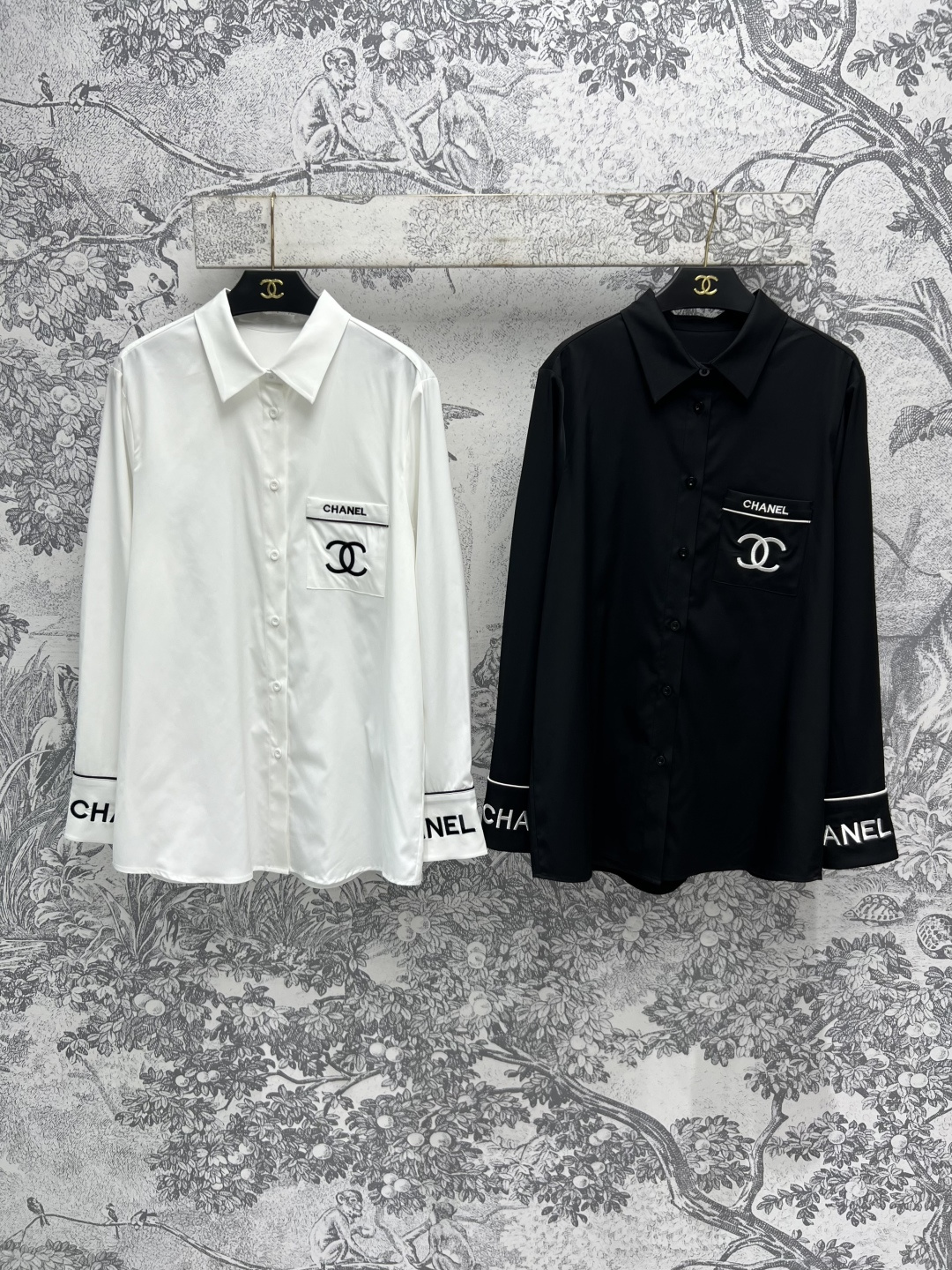 NO:314683,Xiaoxiang style 25 early spring new style contrasting logo edging lapel shirt super exquisite casual fashion items contrasting color embroidered letter logo embellishment on chest pockets. The fabric is high-quality and textured. The upper body is comfortable and casual. It is not picky about the figure at all. Any body shape can be easily controlled. The small lapel is capable and handsome. Loose style. The upper body temperament is age-reducing and fashionable. It looks good whether it is single or external. Two colors and three codes. SML,,shirts,alexander wang19860909小香风 25早春新款 撞色logo包边翻领衬衫 超精致休闲时尚单品 胸前口袋撞色刺绣字母logo点缀 面料高级有质感 上身舒适随性完全不挑身材 任何身型都能轻松驾驭 小翻领干练帅气 宽松版型 上身气质减龄又洋气 无论是单穿或者是外搭都好看 两色三码 SML,,shirts,alexander wang,Women's clothing