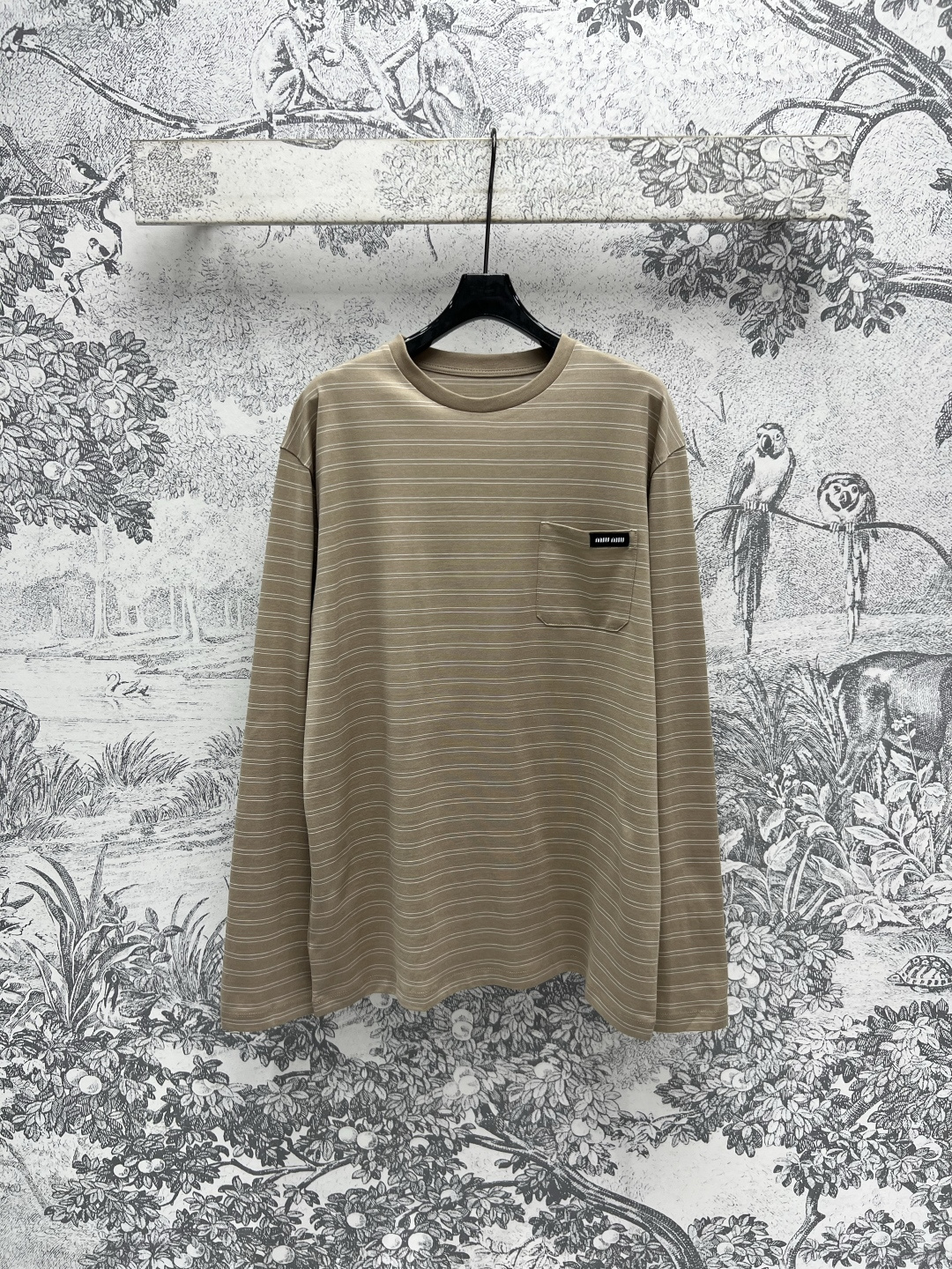 NO:314686,Miu 25 early spring new style single-pocket striped long-sleeved T-shirt with single-pocket brand embroidered patch logo embellishment temperament small round neck design classic striped age-reducing and classic looking, easy to match, very nasty, the upper body is very age-reducing and slimming, especially practical and versatile, the upper body is retro and age-reducing, daily commuting style casually interprets one color three-code SML,,miumiu,tees, t-shirt,alexander wang19860909Miu 25早春新款 单口袋条纹长袖T恤 胸前单口袋品牌刺绣贴布Logo点缀 气质小圆领设计 经典条纹减龄又经典耐看 随便搭配都很奈斯 上身十分减龄又显瘦 特别实穿百搭 上身复古又减龄 日常通勤风格随便演绎 一色三码 SML,,miumiu,tees，t-shirt,alexander wang,Women's clothing