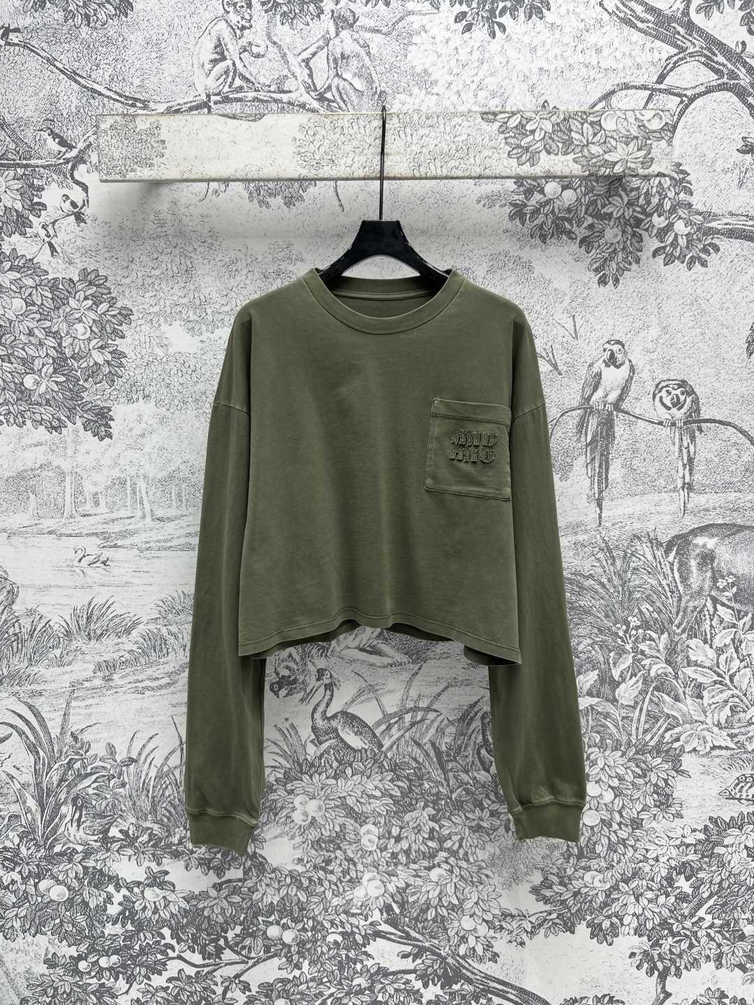 NO:314682,Miu 25 early spring new style, green round neck short top, nostalgic and fashionable, super handsome, patch embroidered letters logo low-key and luxurious, short style easily divides body proportions, visual legs 1.8 meters long, pure cotton fabric, soft and comfortable texture, sweet or salty, temperament, age-reducing girlish style, versatile and not picky, one color, three codes SML,,miumiu,alexander wang19860909Miu 25早春新款 绿色圆领短款上衣 怀旧时髦感超级帅气 贴布刺绣字母Logo低调奢华 短款版型轻松分割身材比例 视觉腿长一米八 纯棉面料 质感柔软舒适 可甜可盐 气质减龄少女风 百搭不挑人 一色三码 SML,,miumiu,alexander wang,Women's clothing