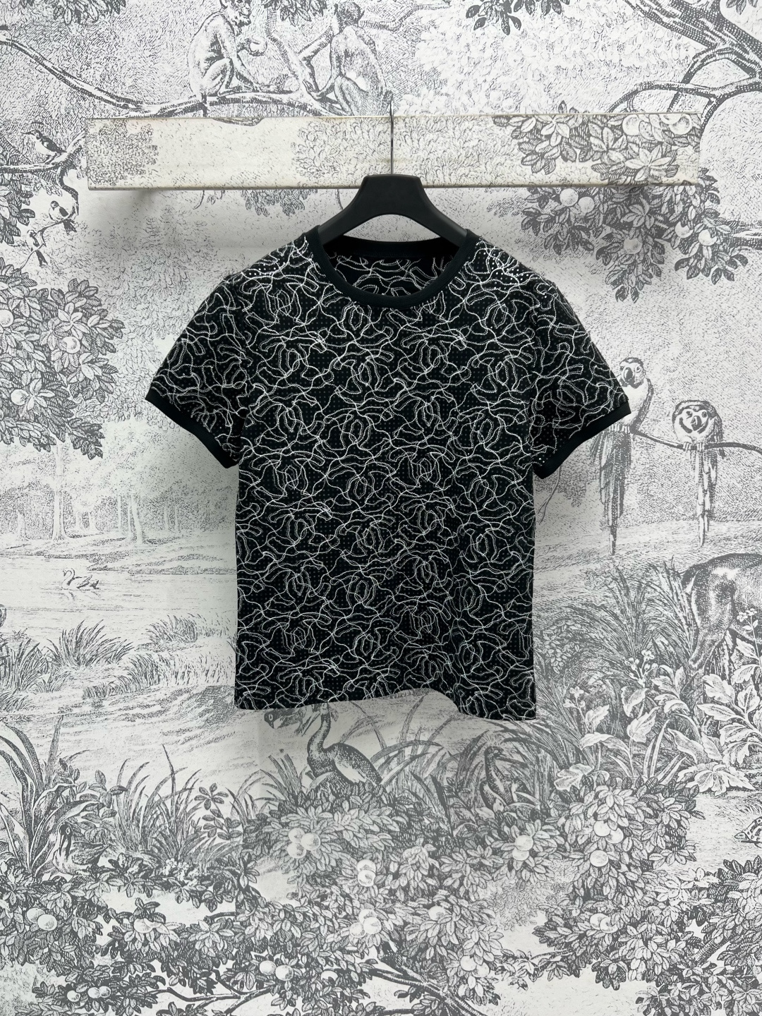 NO:314688,Xiaoxiang style 25 early spring new style rattan short-sleeved T-shirt custom made of various yarns, presenting rattan texture, black and white patterns, low-key and luxurious, universal and versatile style, super slimming, short-sleeved H-style cut, huge upper body, slimming, no picky occasions, white and rich beauty must-have item, one color three codes SML, T-shirt,tees, t-shirt,alexander wang19860909小香风 25早春新款 藤纹短袖T恤 定制多种纱线制造 呈现出藤纹肌理 黑白图案相间 低调奢华 万能百搭版型超显瘦 短袖H版型剪裁 上身巨显瘦 不挑场合 白富美必入单品 一色三码 SML,,T-shirt,tees，t-shirt,alexander wang,Women's clothing