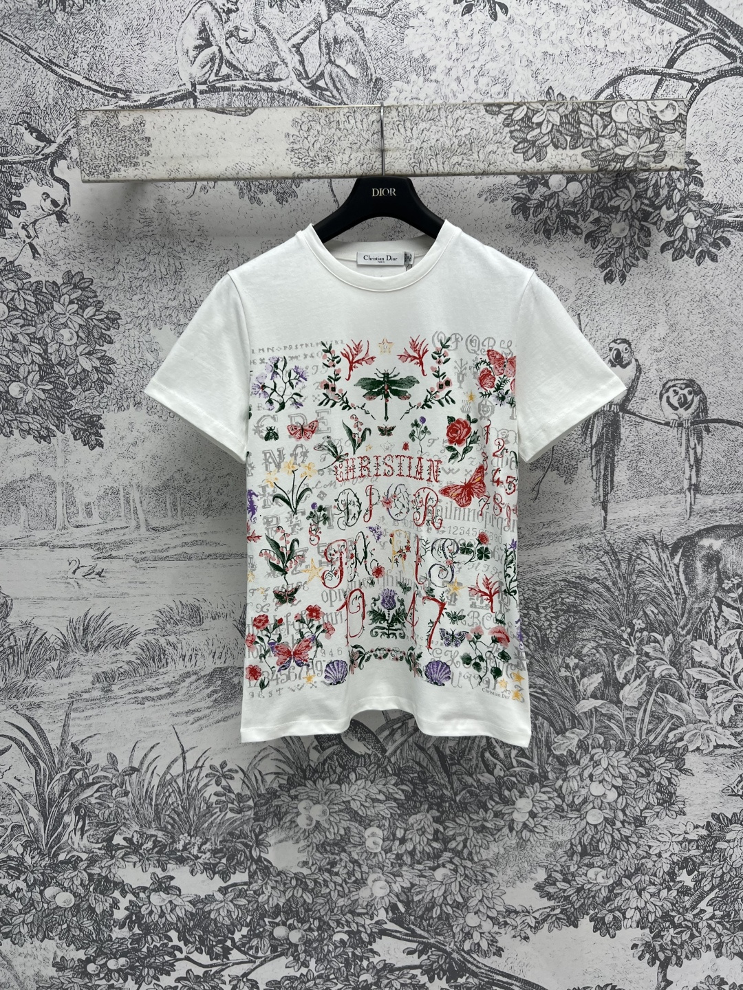 NO:314689,D Home 25 early spring new style floral print pattern short-sleeved T-shirt original consistent positioning direct-shot printing classic short-sleeved style, huge versatile and beautiful upper body, daily necessities, imported pure cotton fabric with breathable and comfortable texture, one color and three codes SML,,dior,T-shirt,tees,t-shirt,alexander wang19860909D家 25早春新款 花卉印花图案短袖T恤 原版一致定位直喷印花 经典的短袖版型 上身巨百搭又好看 日常必备的单品 进口纯棉面料质感透气舒适 一色三码 SML,,dior,T-shirt,tees，t-shirt,alexander wang,Women's clothing