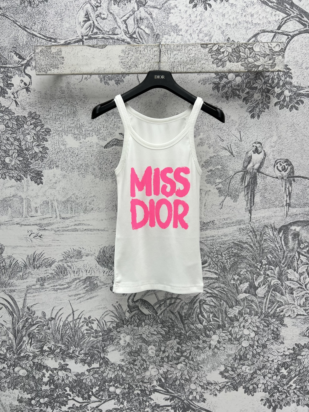 NO:314691,D Home 25 early spring new logo print knitted suspender vest fashionable and comfortable items, letter logo print pattern embellishment on the chest, base and wear outside, essential matching items, one color and three codes SML, dior, alexander wang19860909D家 25早春新款 logo印花针织吊带背心 时髦又舒服的单品 胸前字母logo印花图案点缀 内搭打底还外穿都可以 必不可少的搭配单品 一色三码 SML,,dior,alexander wang,Women's clothing