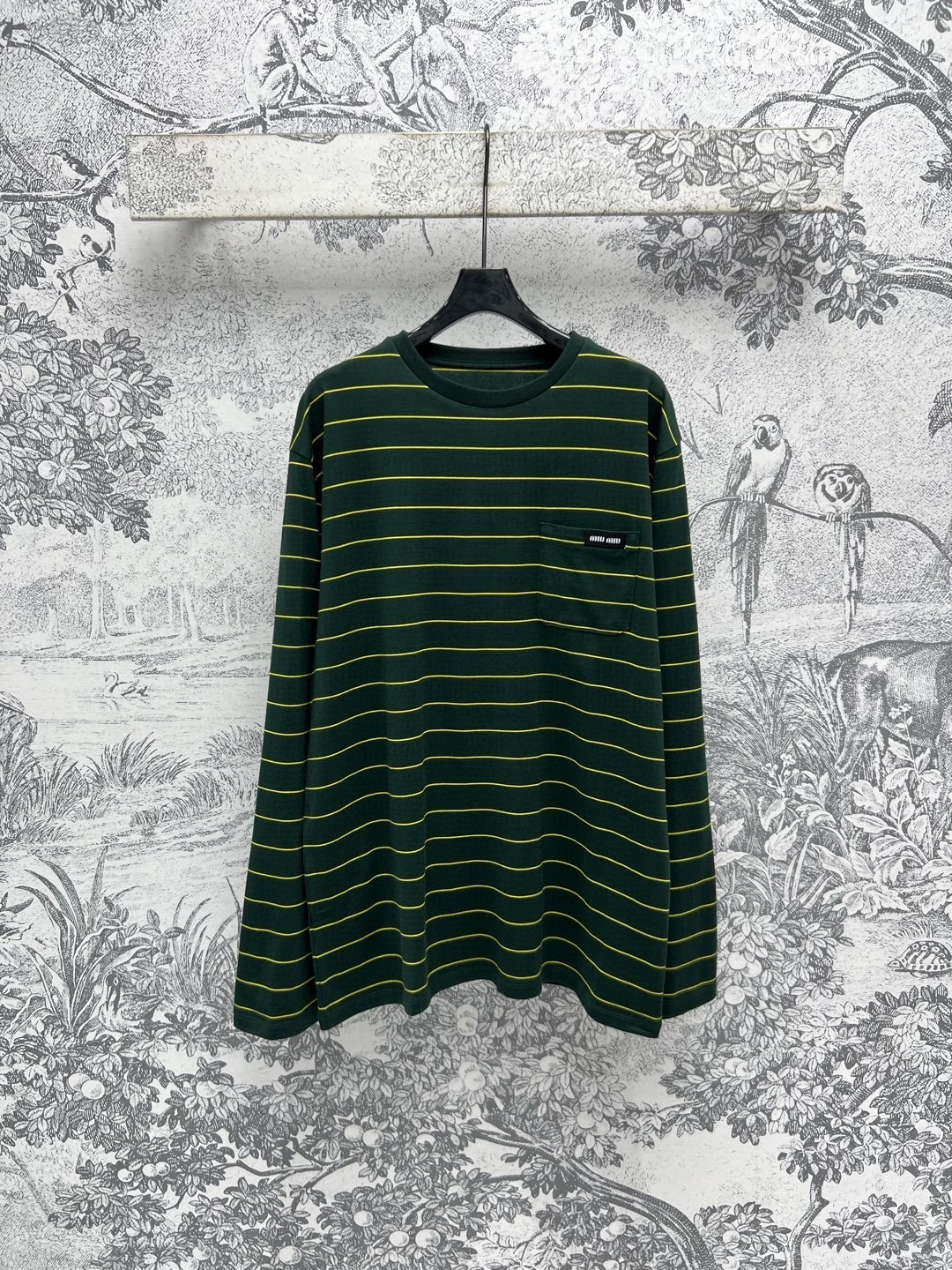 NO:314685,Miu 25 early spring new style single-pocket striped long-sleeved T-shirt with single-pocket brand embroidered patch logo embellishment temperament small round neck design classic striped age-reducing and classic looking, easy to match, very nasty, the upper body is very age-reducing and slimming, especially practical and versatile, the upper body is retro and age-reducing, daily commuting style casually interprets one color three-code SML,,miumiu,tees, t-shirt,alexander wang19860909Miu 25早春新款 单口袋条纹长袖T恤 胸前单口袋品牌刺绣贴布Logo点缀 气质小圆领设计 经典条纹减龄又经典耐看 随便搭配都很奈斯 上身十分减龄又显瘦 特别实穿百搭 上身复古又减龄 日常通勤风格随便演绎 一色三码 SML,,miumiu,tees，t-shirt,alexander wang,Women's clothing