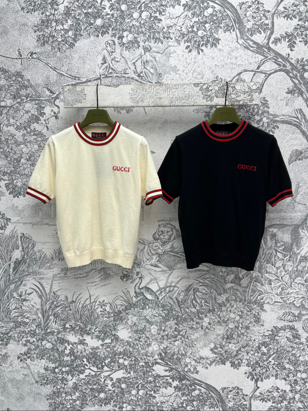 NO:314692,G Home 25 Early Spring New Style, Classic webbing round neck knitted short sleeves, the upper body looks very slim, slim fit, custom yarn contrasting colors, classic red and blue striped design, embroidered logo embellishment, highlighting the brand's charm, age-reducing and fashionable, can be worn alone, full of vitality, two colors and three codes SML,,gucci,T-shirt,alexander wang19860909G家 25早春新款 经典织带圆领针织短袖 上身非常显瘦 修身版型 定制纱线撞色经典红蓝条纹设计 刺绣logo点缀 彰显品牌魅力 减龄又时髦 单穿叠穿都可 元气满满两色三码 SML,,gucci,T-shirt,alexander wang,Women's clothing