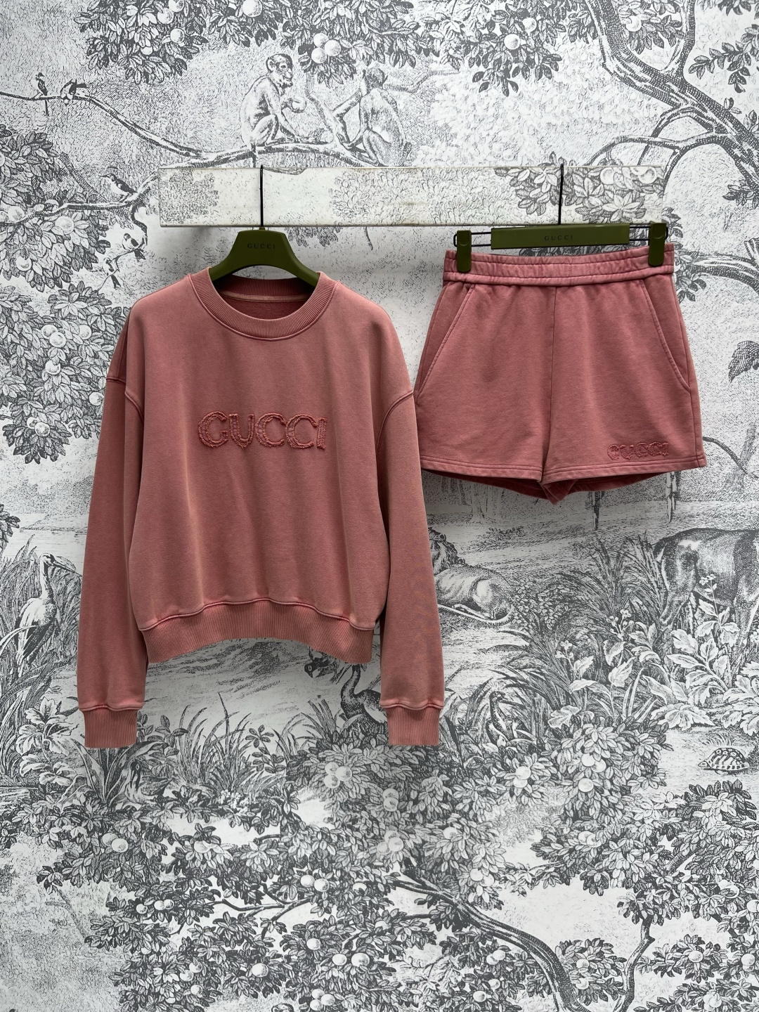 NO:314694,G Home 25 early spring new round neck sweatshirt   high waist shorts Classic embroidery logo embellishment on the chest Solid color durable and atmospheric and fashionable Casual style with elastic high waist sweatpants set, upper body sports casual and age-reducing, daily laziness outfit for street sports, two colors and three codes SML, gucci, hoodie, sweatshirts, shorts, alexander wang19860909G家 25早春新款 圆领卫衣 高腰短裤 胸前经典刺绣logo点缀 纯色耐看大气时髦 休闲版型搭配松紧高腰运动裤一套 上身运动休闲又减龄 日常出街运动懒人穿搭 两色三码 SML,,gucci,hoodie,sweatshirts,shorts,alexander wang,Women's clothing