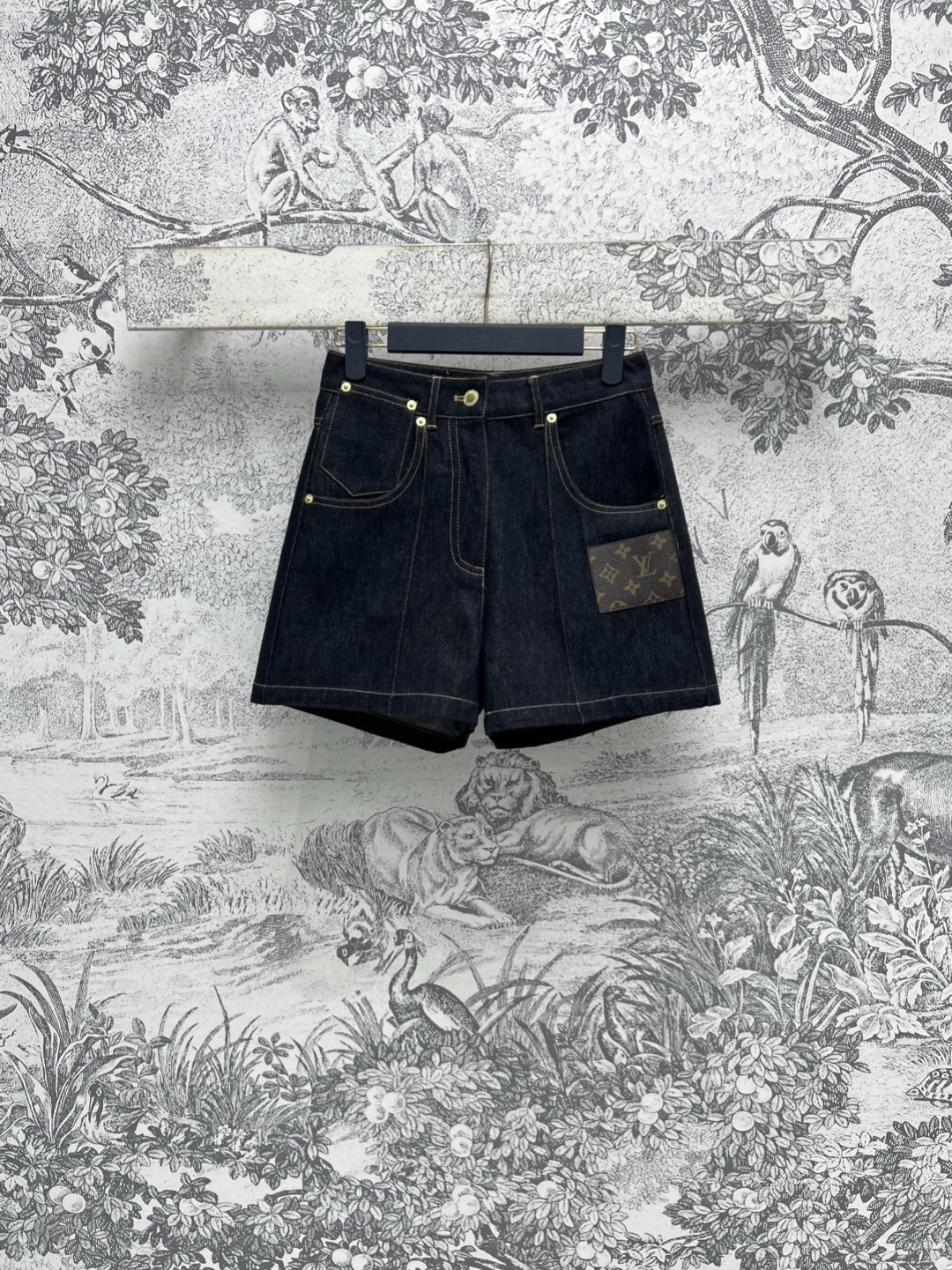 NO:314697,L family 25 early spring new style, high-waisted leather-paired decorative denim shorts, side square brown presbyterian embellishment, low-key and fashionable, classic presbyterian, attractive and timeless, high-waisted A-shaped design, super covers flesh and makes the legs look slim, lengthens the leg proportions, and makes the leg lines smooth. Classic leather-paired decoration, the upper body reduces age-reduces temperament and is versatile, one color three codes SML,,louis vuitton, shorts, alexander wang19860909L家 25早春新款 高腰拼皮老花牛仔短裤 侧方块棕色老花拼皮点缀 低调又时髦 经典的老花耐看抢眼永不过时 高腰的A字版型设计 上身超级遮肉显瘦修饰腿型 拉长腿部比例 使腿部线条流畅 经典的拼皮装饰 上身减龄气质又百搭 一色三码 SML,,louis vuitton,shorts,alexander wang,Women's clothing