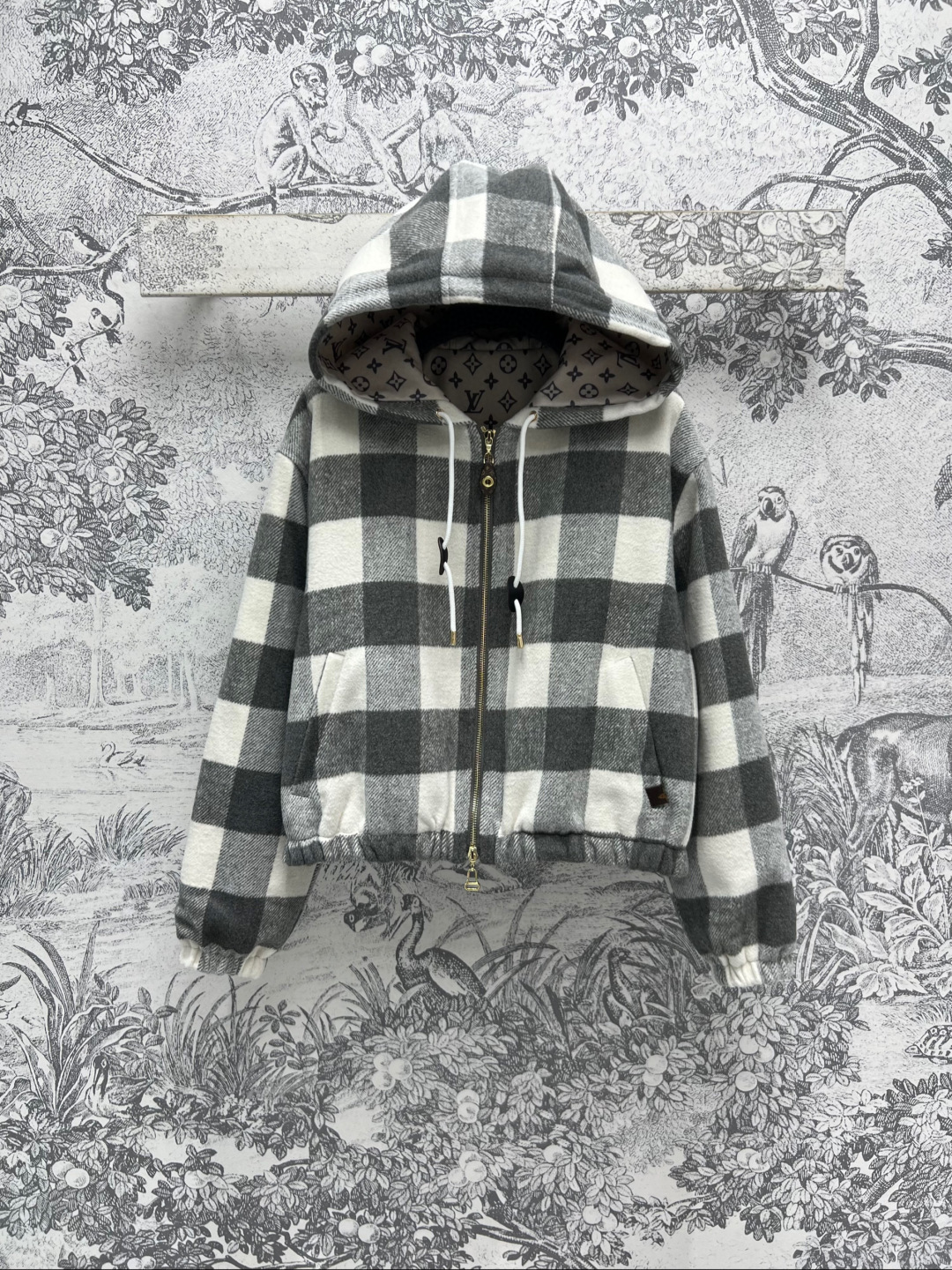 NO:314706,L's 25 early spring new style, double-sided plaid wool hooded jacket, one side contains plaid wool fabric, the other side is presbyopia wool print, the inside is Monogram jacquard pattern, double-slim design, short casual style, slim and tall, can be used in important occasions on daily streets, one color three codes SML,,louis vuitton,jackets & coats,hats,alexander wang19860909L家 25早春新款 双面格纹毛呢连帽外套 一面含有格纹毛呢面料 一面老花毛呢印花 内里呈现Monogram 提花图案 双拉头设计短款休闲版型 显瘦显高绝绝子 日常出街重要场合也能驾驭 一色三码 SML,,louis vuitton,jackets & coats,hats,alexander wang,Women's clothing