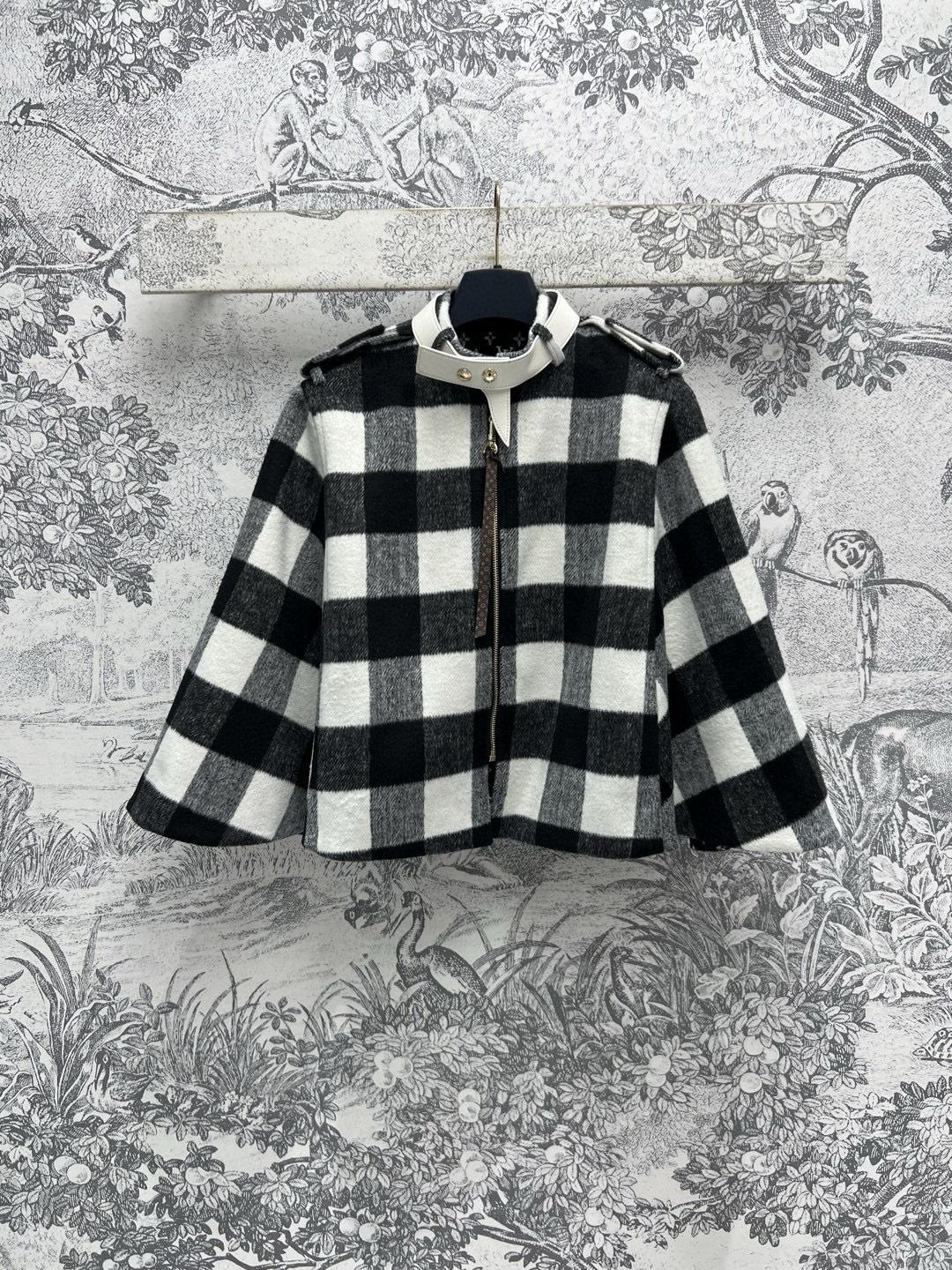 NO:314712,L Home 25 early spring new style plaid wool stand collar zipper cloak jacket One side is plaid wool fabric delicate texture lined with monogram print pattern eye-catching and fashionable feeling, with aura retro and fashionable, very elegant aura The design of stand collar leather decoration is very spiritual, one color three codes SML,,louis vuitton, jackets & coats,alexander wang19860909L家 25早春新款 格纹毛呢立领拉链斗篷外套 一面是格纹毛呢面料 细腻肌理 内衬满屏monogram印花图案 吸睛时髦感十足 自带气场复古又时髦 很显优雅气场 立领皮革装饰的设计 属于很精神范的那种 一色三码 SML,,louis vuitton,jackets & coats,alexander wang,Women's clothing