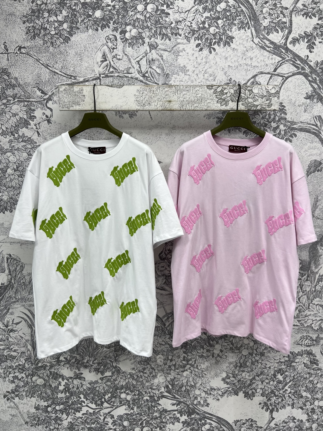 NO:412818,G Home 25 early spring new style flocking logo short-sleeved T-shirt contrasting three-dimensional embroidered flocking logo eye-catching and fashionable. The classic loose pullover style is versatile and not picky. The upper body looks slim and highlights youthful vitality. A must-have item for summer outfits, the same style for men and women, two colors and three codes SML, gucci, T-shirt,tees, t-shirt,alexander wang19860909G家 25早春新款 植绒logo短袖T恤 撞色立体刺绣植绒logo吸睛时髦 经典的套头宽松版型上身百搭不挑人 上身显瘦 又凸显青春活力 夏日穿搭必备单品 男女同款 两色三码 SML,,gucci,T-shirt,tees，t-shirt,alexander wang,Women's clothing