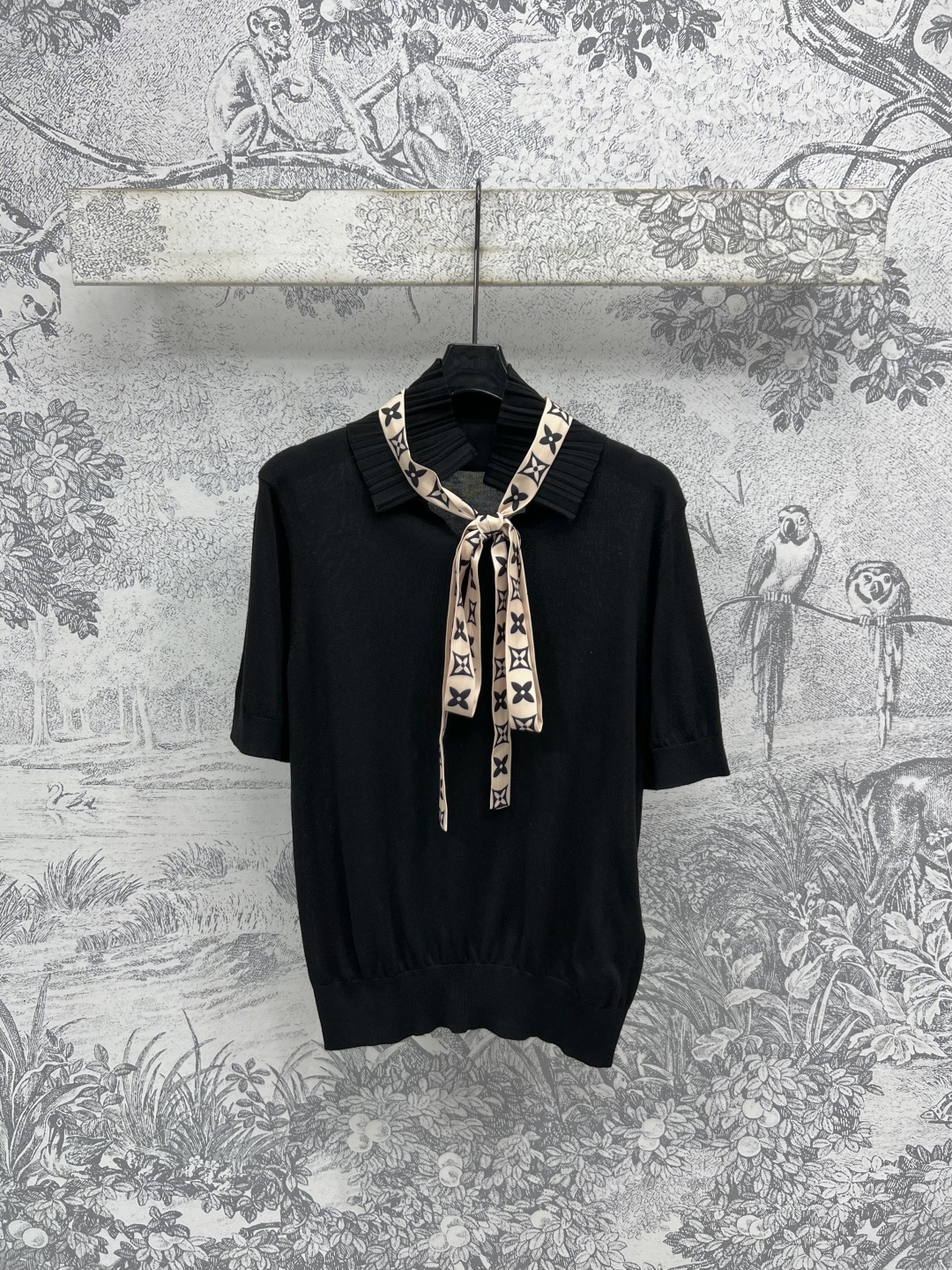 NO:412788,L Home 25 Spring and Summer New Style, Presbyterian lace-up knitted short sleeves, Black really makes it look taller and slim, super good texture, simple and casual style, huge and beautiful, it looks great with any item, sweet and cool, lazy style, Presbyterian lace-up embellishment, low-key and atmospheric, wool blended yarn fabric, one color, three codes SML,,louis vuitton, T-shirt, alexander wang19860909L家 25春夏新款 老花系带针织短袖 黑色真的是显高又显瘦 质感超好 款式简约休闲 巨好看 搭配任何单品都很好看 可甜可酷慵懒风 老花系带点缀 低调又大气 羊毛混纺纱线面料 一色三码 SML,,louis vuitton,T-shirt,alexander wang,Women's clothing