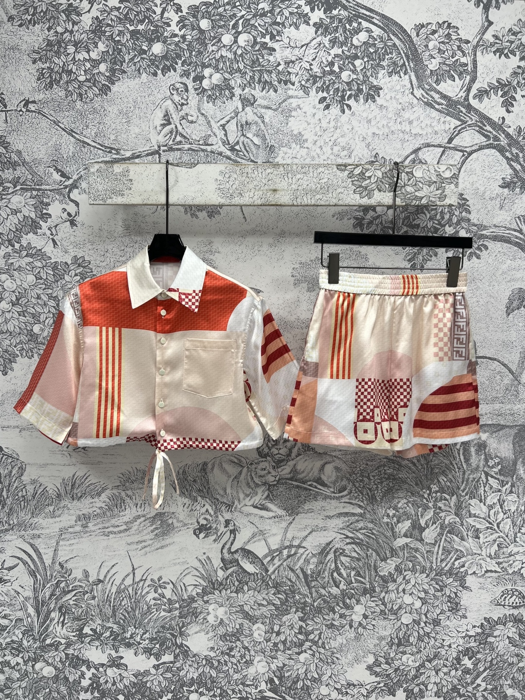 NO:411632,FD 25 Spring and Summer New Irregular Geometric Print Set Short Shirt + High Waist Shorts Full Logo Craft Short Shirts Super Long Legs, Hem Drawstring Waist is Design-like, A set of exquisite, sweet, cool and age-reducing, The upper body looks slim and clean, casual and fashionable, daily outfits are too needed, One color three-code SML, shorts, alexander wang19860909FD 25春夏新款 不规则几何印花套装 短款衬衣+高腰短裤 满logo工艺短款衬衣超显腿长 下摆抽绳收腰很有设计感 一套搭配精致又甜酷减龄 上身显瘦又干净利落 休闲又时髦 日常穿搭太需要了 一色三码SML,,shorts,alexander wang,Women's clothing