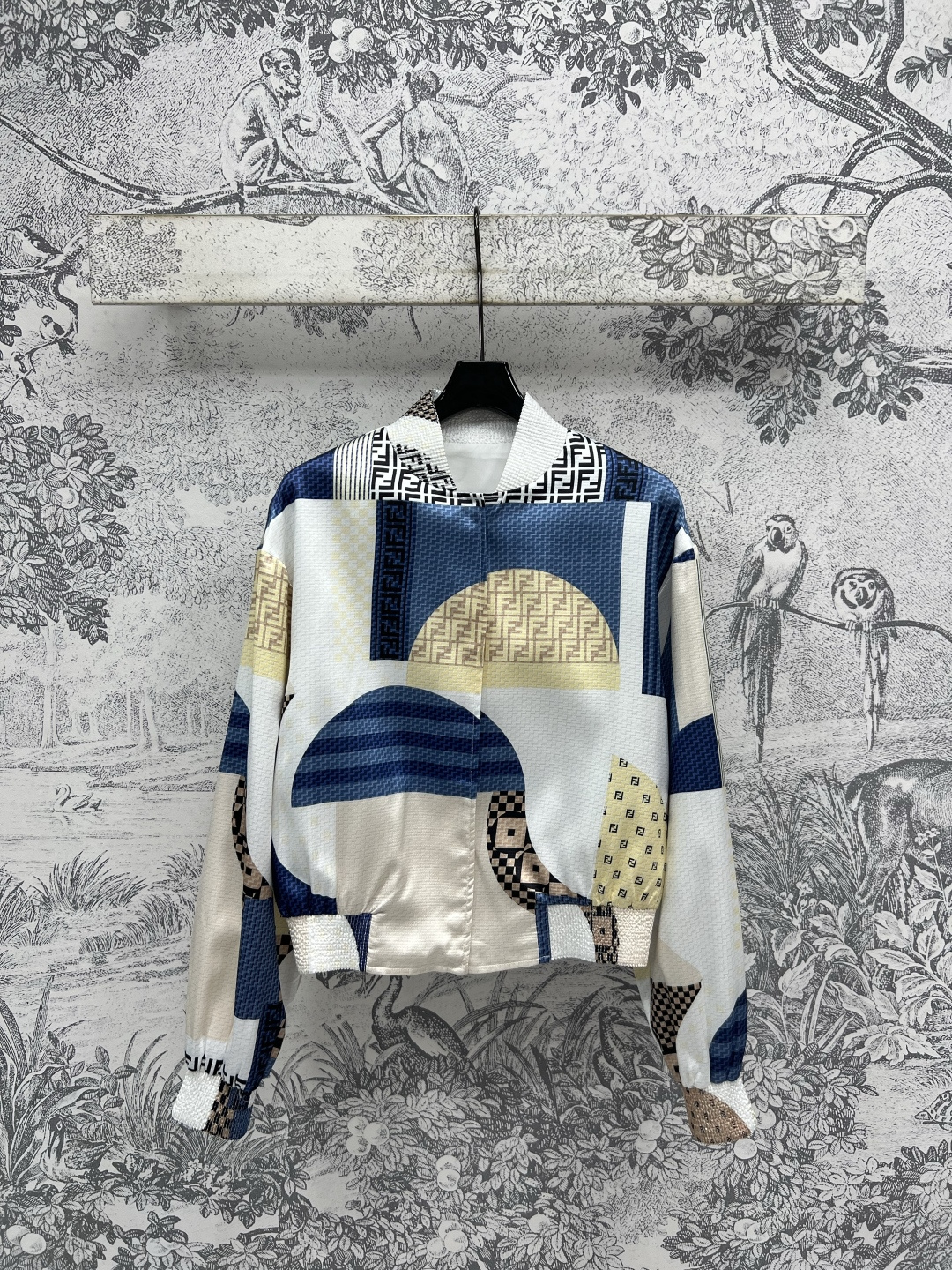 NO:411648,FD Home 25 Spring and Summer New Style Spliced ​​Print Series Stand-collar Jacket + Lapel Shirt + Casual Pants Full Screen Spliced ​​Printing Pattern Classic Eye-catching Lightweight Fabric Comfortable and Refreshing Basic Loose Style Freely Control A series of matching with the upper body to easily raise the body proportions The style is fashionable and high-end tone One Color Three Code SML, Dior, Jackets & Coats, Jackets & Coats, Alexander Wang19860909FD家 25春夏新款 拼接印花系列 立领夹克外套+翻领衬衣+休闲裤 满屏拼接印花图案经典吸睛 轻薄的面料舒适又清爽 基础宽松版型随意驾驭 一系列搭配上身轻松拉高身材比例 版型时髦又高级的调调 一色三码SML,,dior,jackets & coats,jackets & coats,alexander wang,Women's clothing