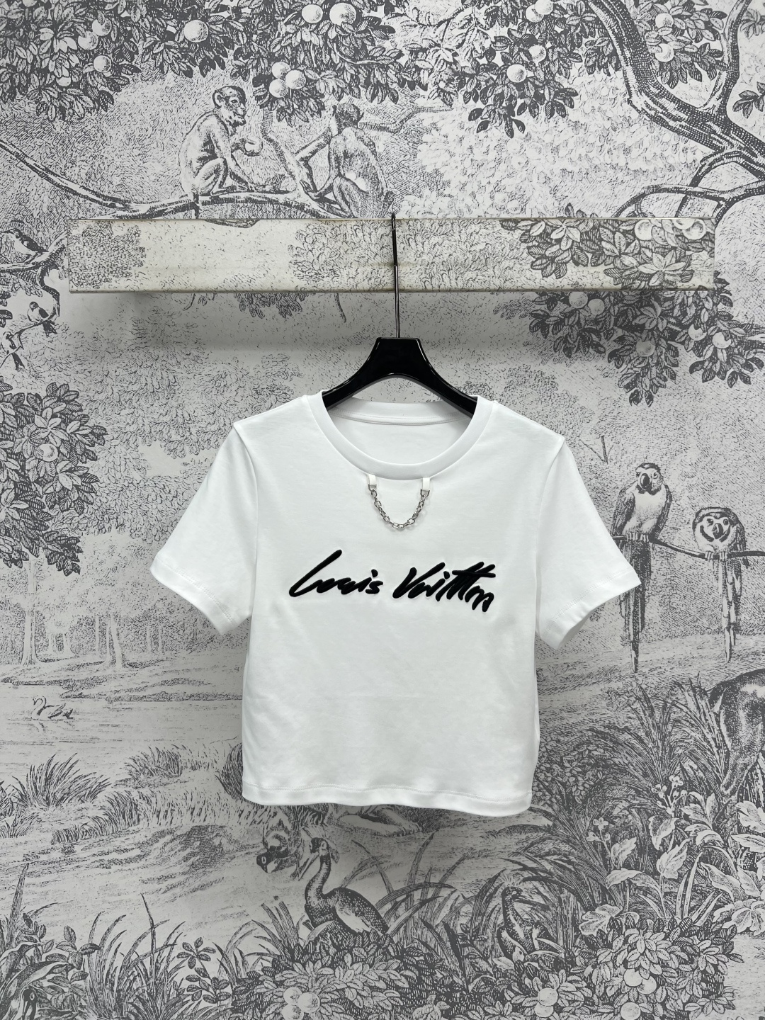 NO:414009,L Home 25 Spring and Summer New Flocking Logo Embroidered Short Sleeve T-shirt Short Sleeve T-shirt + Loose Short Sleeve T-shirt Pure white background with contrasting color flocking logo pattern It seems simple but not tacky at all. Fresh and age-reducing is very suitable for summer outfits. Embroidered patch logo three-dimensional and stylish. Two styles. Easy to match can create a fashionable and age-reducing girlish two-color three-code SML, louis vuitton, T-shirt,tees, t-shirt,alexander wang19860909L家 25春夏新款 植绒logo刺绣短袖T恤 短款短袖T恤+宽松短袖T恤 纯白的底色加上撞色植绒logo图案 看似简单却一点也不服俗气 清新减龄很适合夏日穿搭 刺绣贴布Logo立体有型 两个版型 轻松搭配就能穿出时髦减龄的少女感两色三码SML,,louis vuitton,T-shirt,tees，t-shirt,alexander wang,Women's clothing