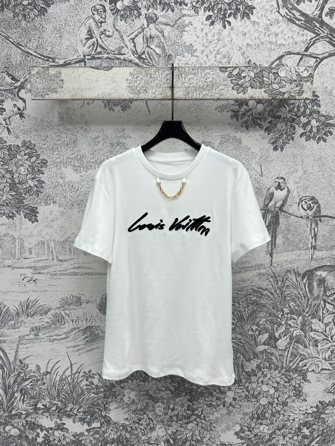 NO:414037,L Home 25 Spring and Summer New Flocking Logo Embroidered Short Sleeve T-shirt Short Sleeve T-shirt + Loose Short Sleeve T-shirt Pure white background with contrasting color flocking logo pattern It seems simple but not tacky at all. Fresh and age-reducing is very suitable for summer outfits. Embroidered patch logo three-dimensional and stylish. Two styles. Easy to match can create a fashionable and age-reducing girlish two-color three-code SML, louis vuitton, T-shirt,tees, t-shirt,alexander wang19860909L家 25春夏新款 植绒logo刺绣短袖T恤 短款短袖T恤+宽松短袖T恤 纯白的底色加上撞色植绒logo图案 看似简单却一点也不服俗气 清新减龄很适合夏日穿搭 刺绣贴布Logo立体有型 两个版型 轻松搭配就能穿出时髦减龄的少女感两色三码SML,,louis vuitton,T-shirt,tees，t-shirt,alexander wang,Women's clothing