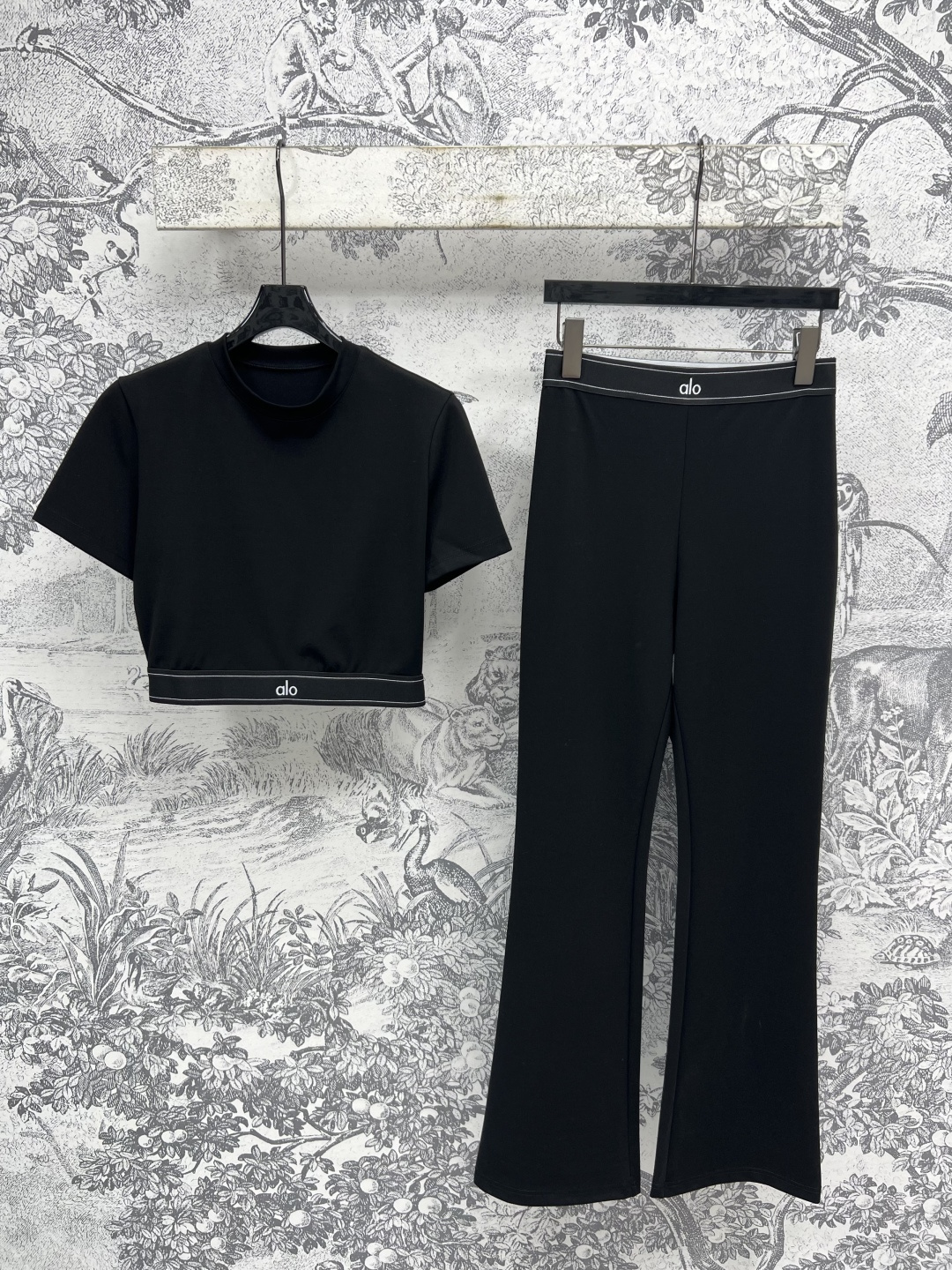 NO:412757,New spring and summer style, short short-sleeved top + embroidered logo bell-bottom pants, high-waisted style, improve waistline, easy to divide body proportions, upper body makes it look taller and thin, bell-bottom pants super modified leg shape, contrasting embroidered logo embellishment, good-looking, big legs, black simple and durable, versatile and not picky, one color and three codes SML, T-shirt, alexander wang19860909春夏新款 短款短袖上衣+ 刺绣Logo喇叭裤 高腰版型 提高腰线 一套搭配轻松分割身材比例 上身显高显瘦绝绝子 喇叭裤超级修饰腿型 撞色刺绣logo点缀 随便搭配都好看 巨显腿长 黑色简约耐看 百搭不挑人一色三码 SML,,T-shirt,alexander wang,Women's clothing