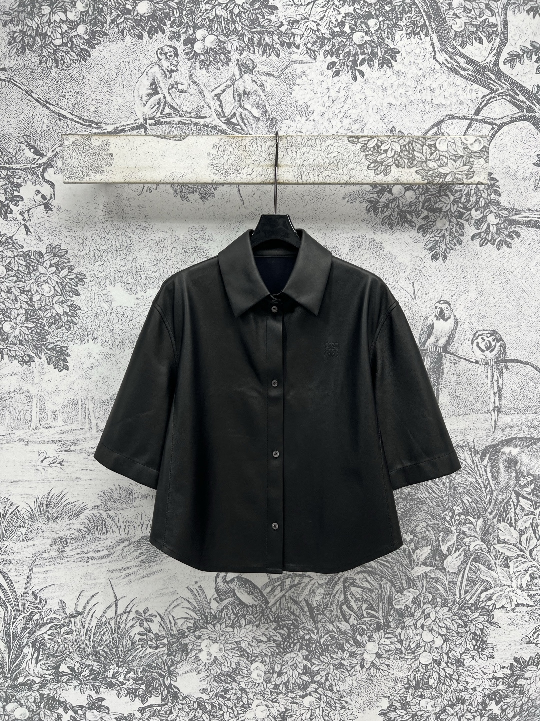 NO:442467,LW Home 25 autumn and winter new leather fashionable suit Lapel short-sleeved leather shirt + ruffle lace high-waist leather pants Full of high-end texture Super practical wear A set of matching the upper body to reduce age and create a daily exquisite look, cool and stylish and versatile and not picky about people Size/S-M-L, T-shirt, alexander wang19860909LW家 25秋冬新款 皮革时髦套装 翻领短袖皮衬衣+荷叶花边高腰皮裤 满满的高级质感 超级实穿 一套搭配上身减龄酷帅 打造日常精致造型 酷飒有型百搭不挑人 Size/S-M-L,,T-shirt,alexander wang,Women's clothing