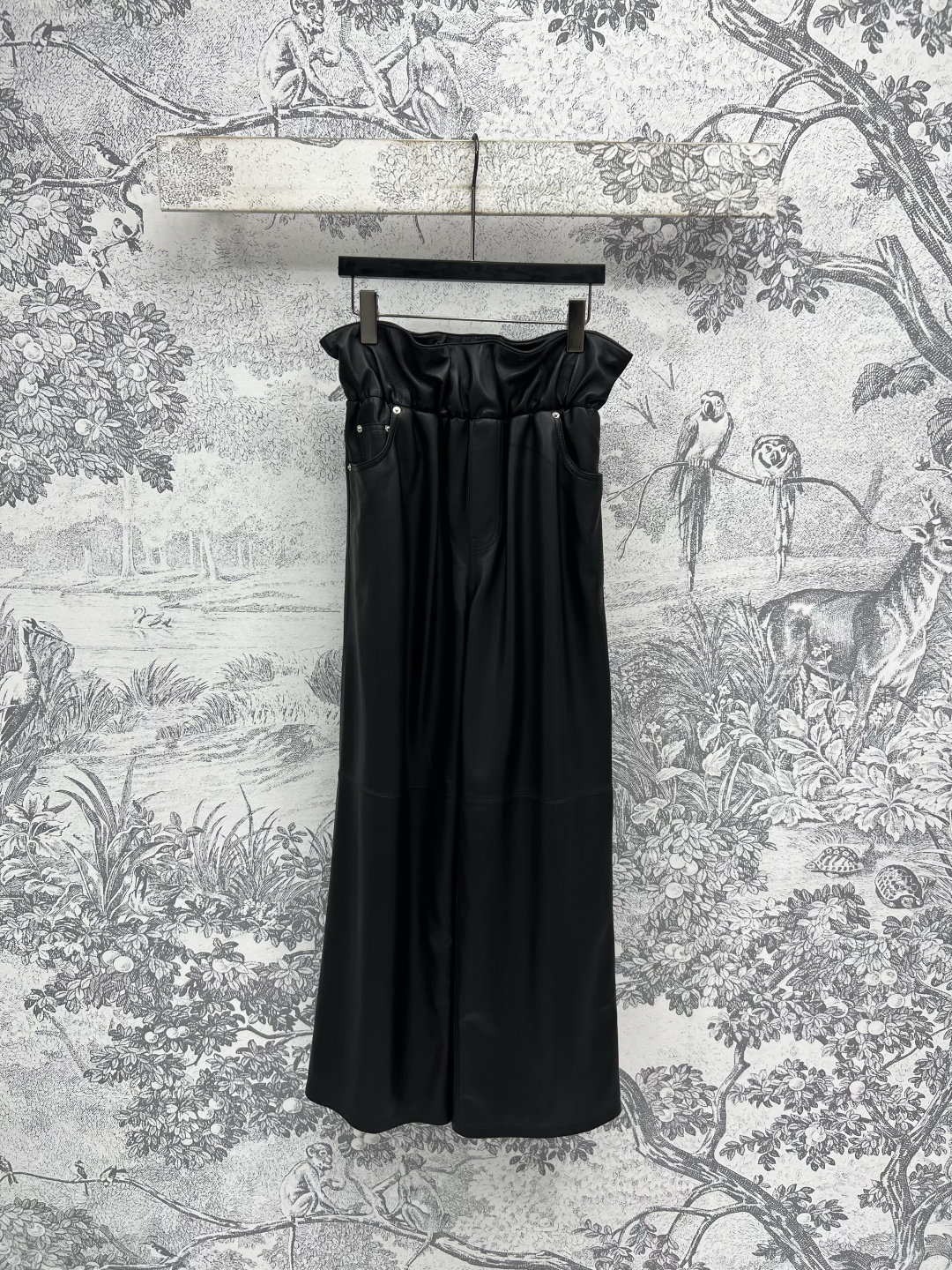 NO:442485,LW Home 25 autumn and winter new leather fashionable suit Lapel short-sleeved leather shirt + ruffle lace high-waist leather pants Full of high-end texture Super practical wear A set of matching the upper body to reduce age and create a daily exquisite look, cool and stylish and versatile and not picky about people Size/S-M-L, T-shirt, alexander wang19860909LW家 25秋冬新款 皮革时髦套装 翻领短袖皮衬衣+荷叶花边高腰皮裤 满满的高级质感 超级实穿 一套搭配上身减龄酷帅 打造日常精致造型 酷飒有型百搭不挑人 Size/S-M-L,,T-shirt,alexander wang,Women's clothing