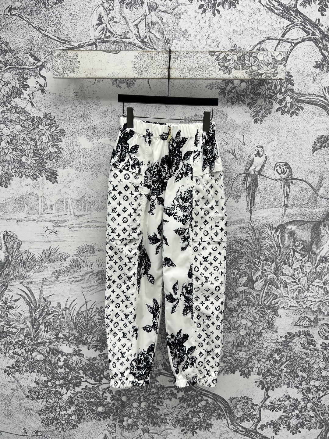 NO:442516,L Home 25 summer new style, fashion essential set, floral pattern hooded waist coat + floral presbyopia pattern trousers, a set of top-body, original custom ink and wash floral pattern print, handsome and fashionable, imported fabric texture is excellent, one color three codes Size/S-M-L,,louis vuitton,jackets & coats,hats,alexander wang19860909L家 25夏季新款 时髦精必入套装 花卉图案连帽收腰外套 +花卉老花图案束脚裤 一套上身绝绝子 原版定制水墨花卉图案印花 个性帅气又时髦 进口面料质感超赞 一色三码 Size/S-M-L,,louis vuitton,jackets & coats,hats,alexander wang,Women's clothing