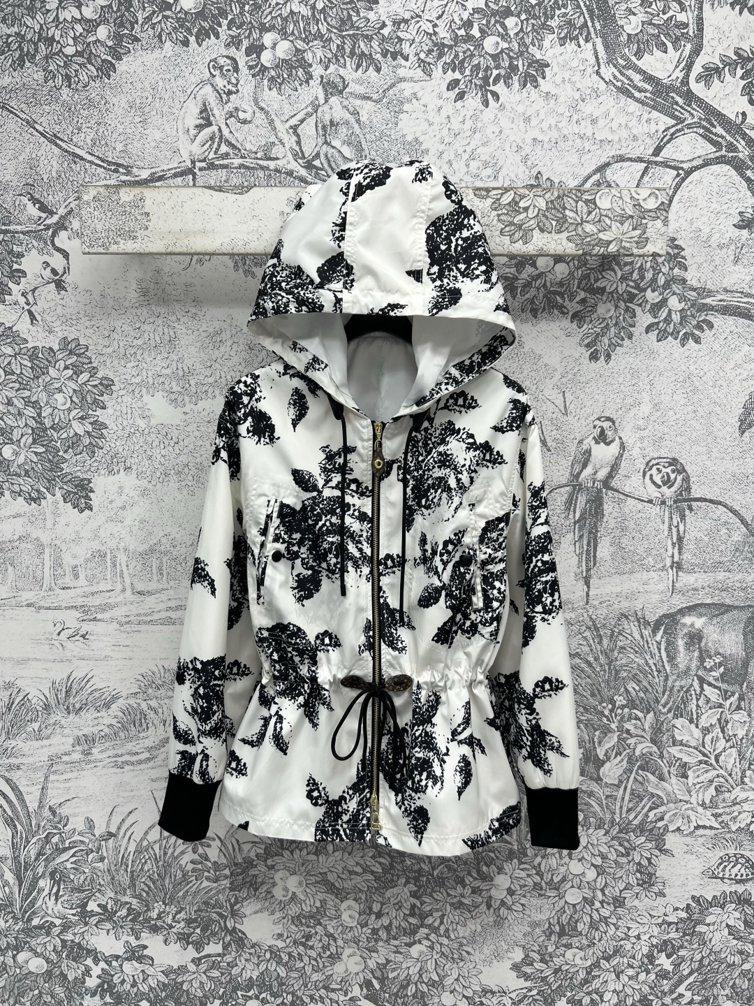 NO:442502,L Home 25 summer new style, fashion essential set, floral pattern hooded waist coat + floral presbyopia pattern trousers, a set of top-body, original custom ink and wash floral pattern print, handsome and fashionable, imported fabric texture is excellent, one color three codes Size/S-M-L,,louis vuitton,jackets & coats,hats,alexander wang19860909L家 25夏季新款 时髦精必入套装 花卉图案连帽收腰外套 +花卉老花图案束脚裤 一套上身绝绝子 原版定制水墨花卉图案印花 个性帅气又时髦 进口面料质感超赞 一色三码 Size/S-M-L,,louis vuitton,jackets & coats,hats,alexander wang,Women's clothing